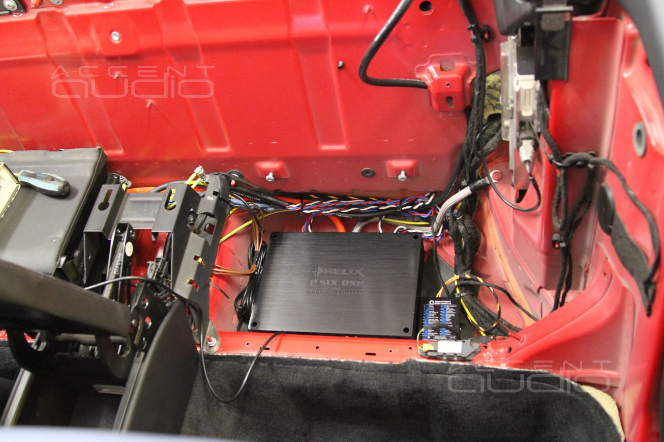 Установка усилителя в Mercedes-Benz SL350