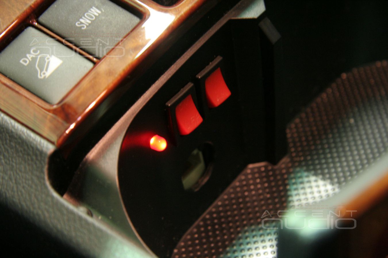 Бережно устанавливаем радиостанцию MegaJet MJ-555 в новый Toyota Highlander