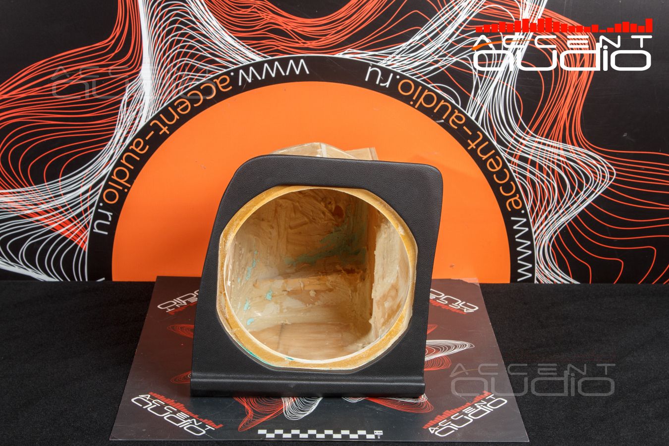 Главный по басу: сабвуфер-стелс для BMW X5 с динамиком JLAudio