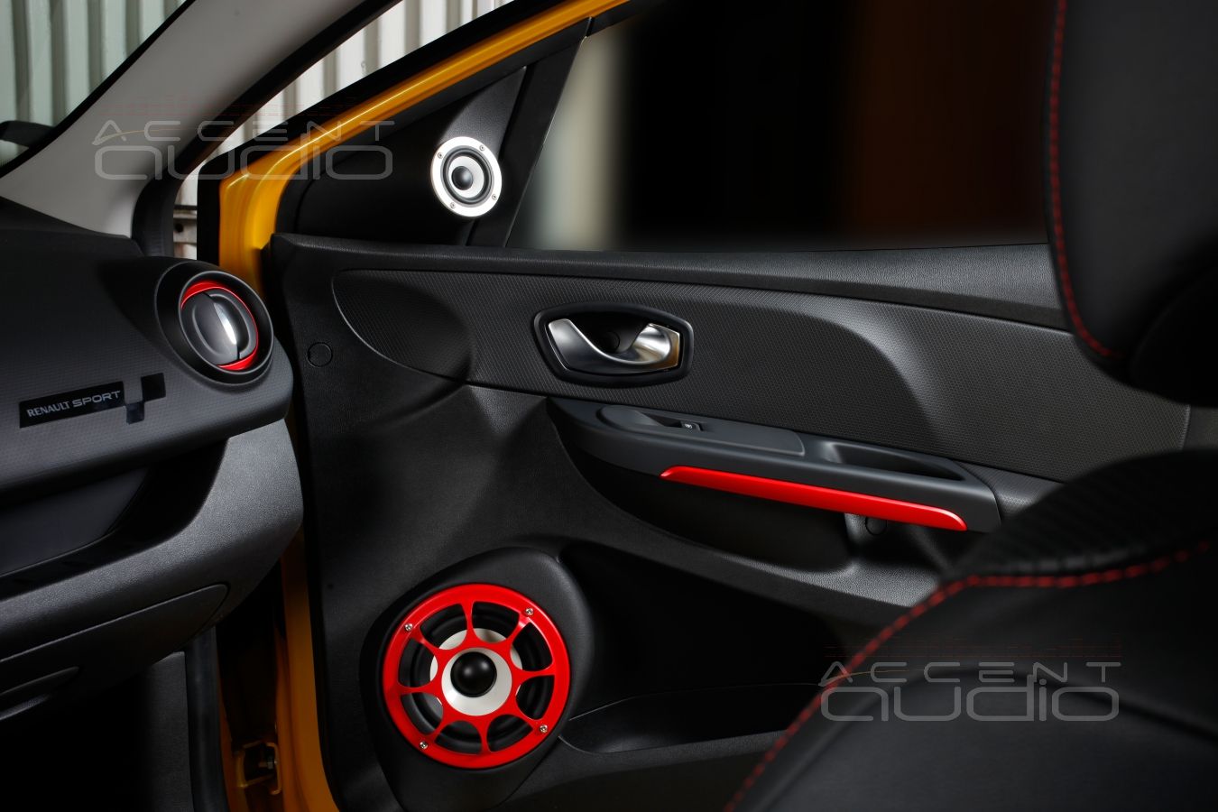 Подиумы под акустику Bewith в Renault Clio Sport