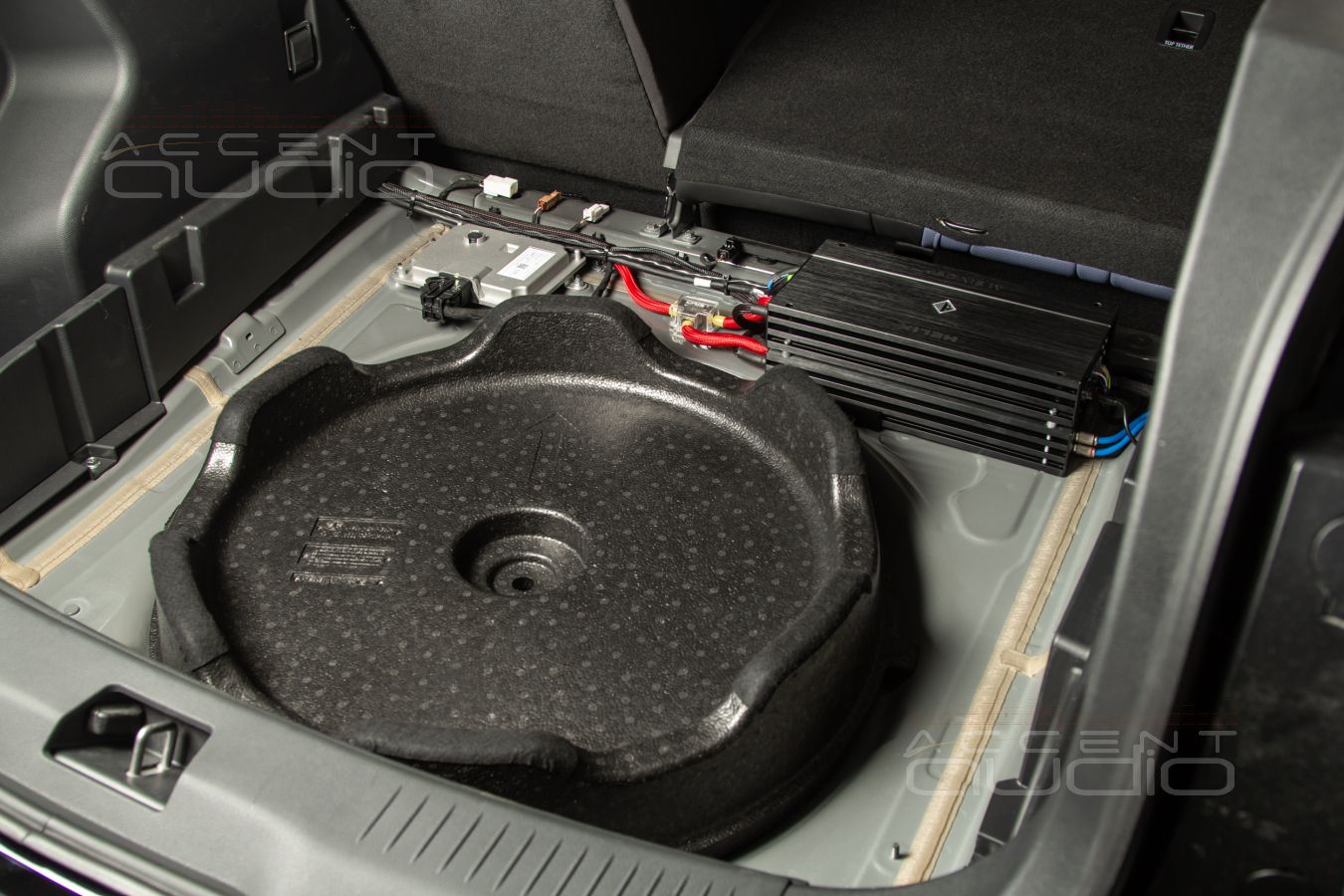 Монтаж усилителей Helix в Hongqi HS3 полностью скрыто