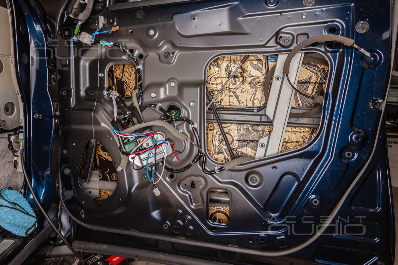 Установка акустики: аудиоподготовка дверей и установка мидбасов Brax в  Infiniti QX80