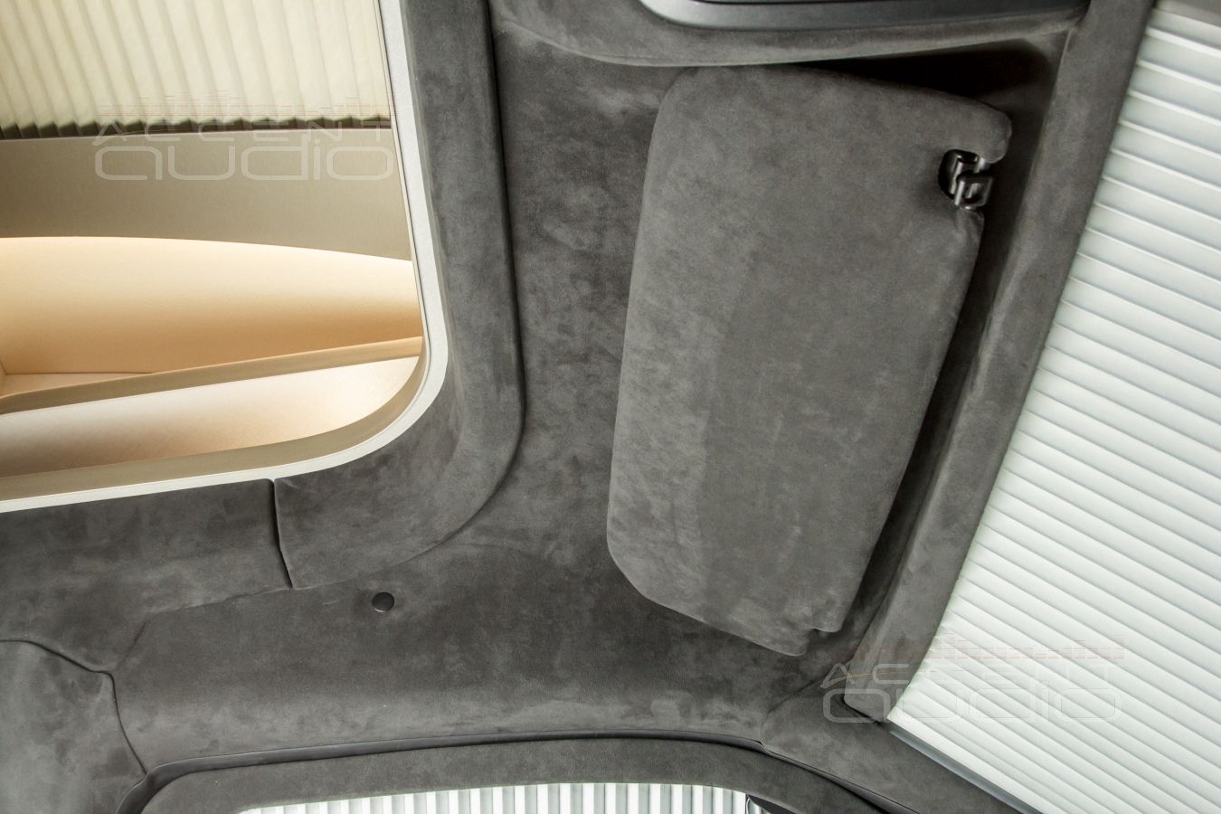 Новый, цельный и строгий дизайн кабины и подиумы под СЧ-ВЧ звено Brax