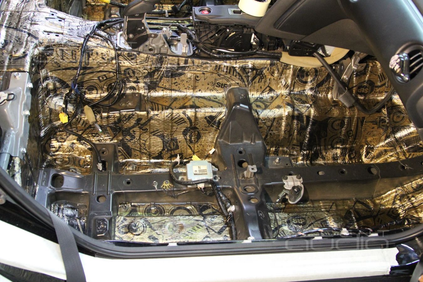 Шумоизоляция пола и багажного отсека Nissan GT-R в 2 слоя