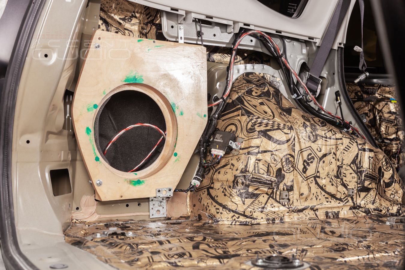 Новая форма для нового Mitsubishi Pajero Sport: интеграция сабвуфера Focal