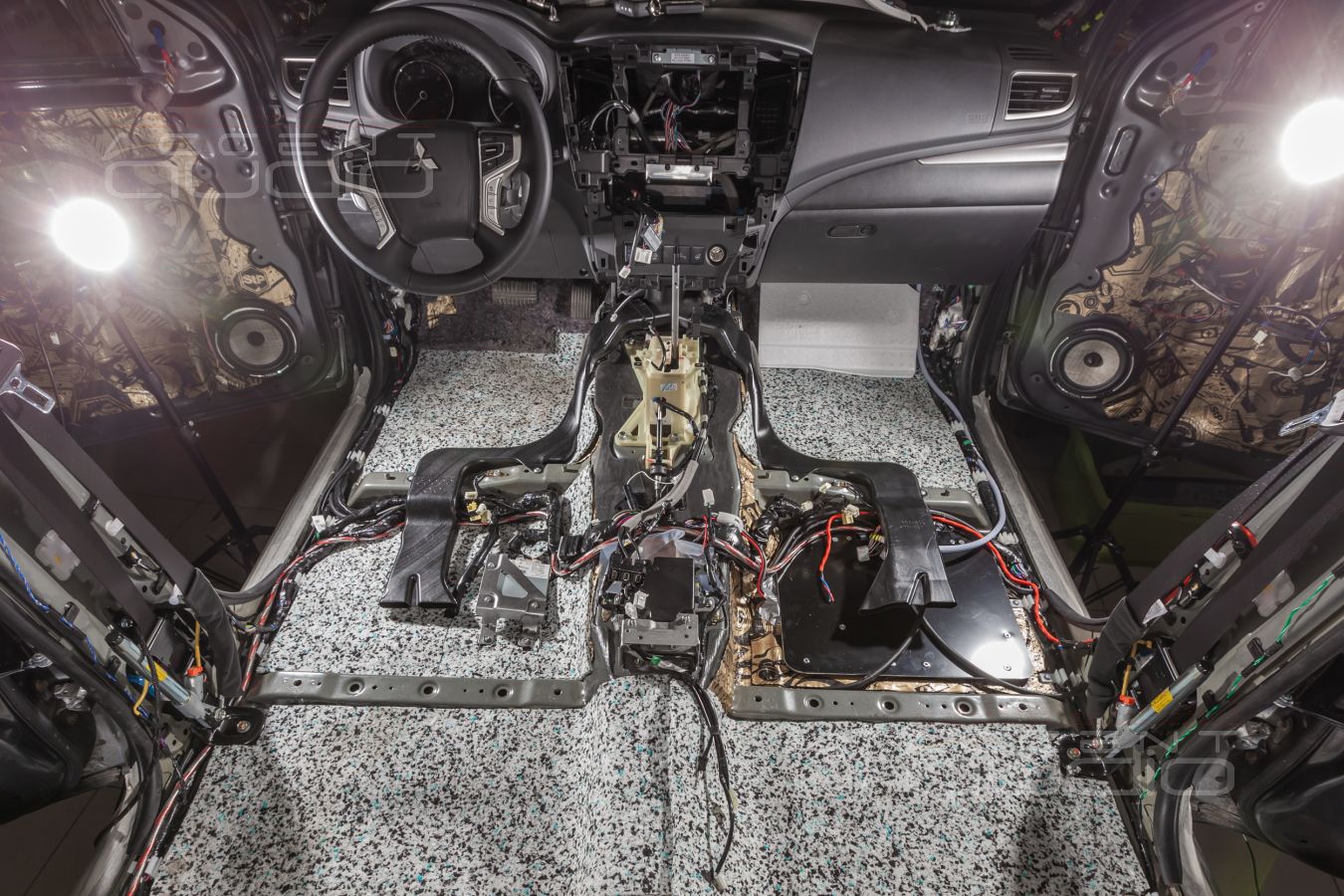 Шумоизоляция – обязательная процедура для Mitsubishi Pajero Sport