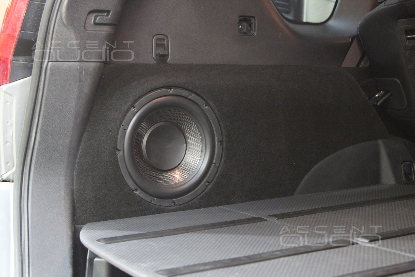 Встроенный сабвуфер стелс с Nissan X-Trail