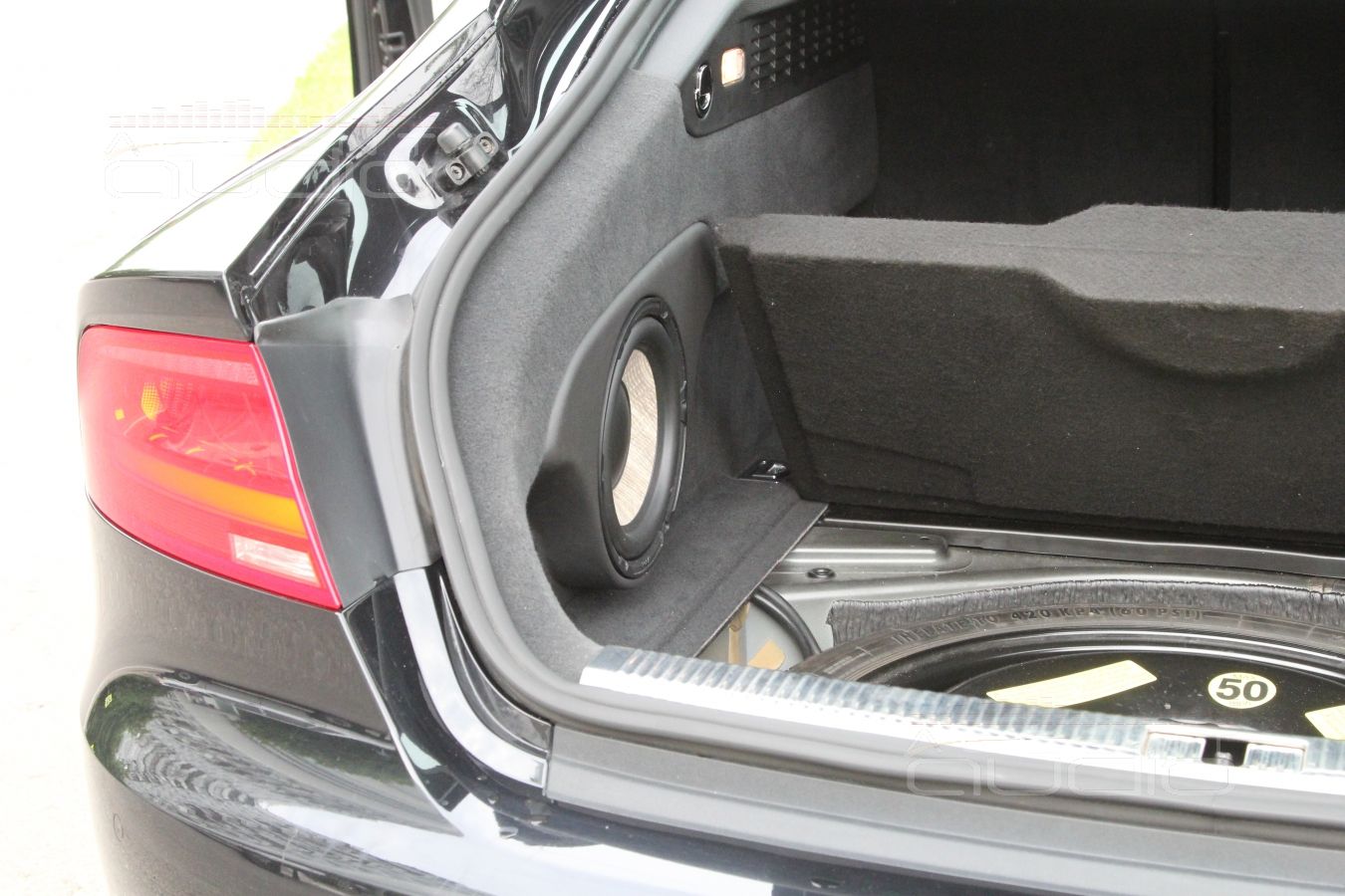 Сабвуфер-стелс в Audi A7