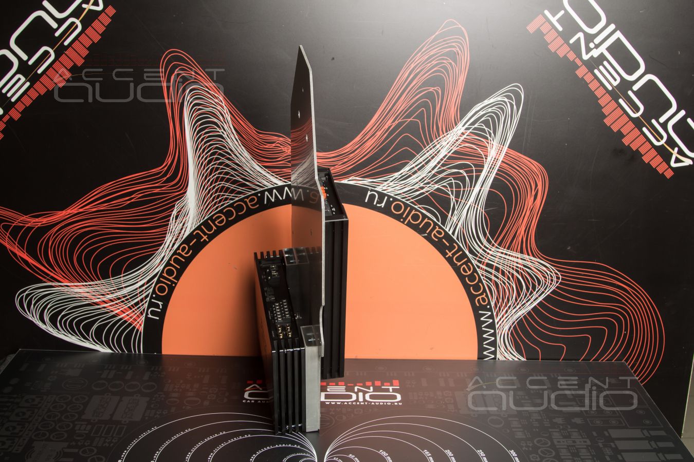 Сложная, полностью скрытая установка усилителей Helix в Zeekr 001