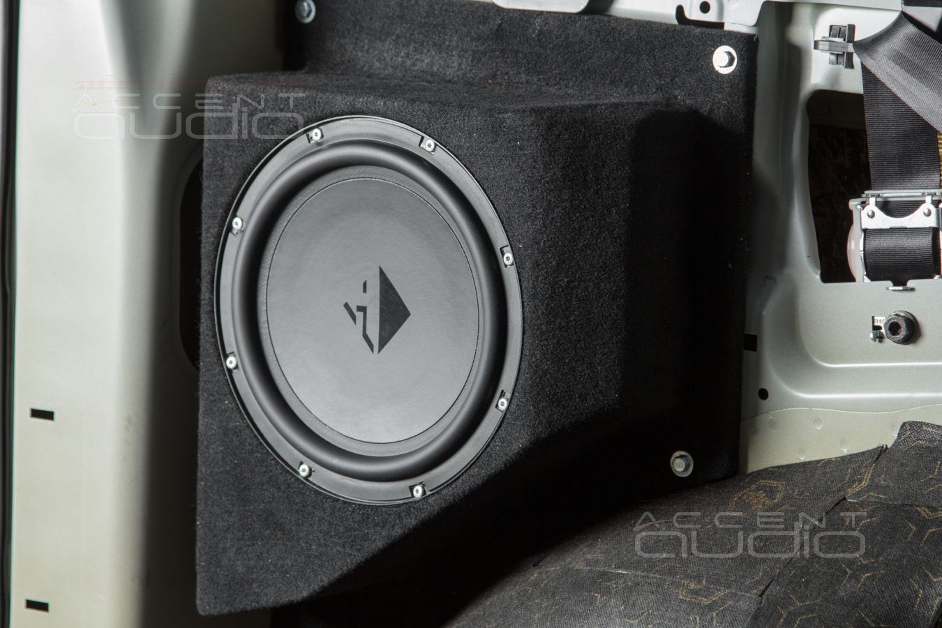 Полностью встроенный сабвуфер-стелс специально для Opel Zafira Life