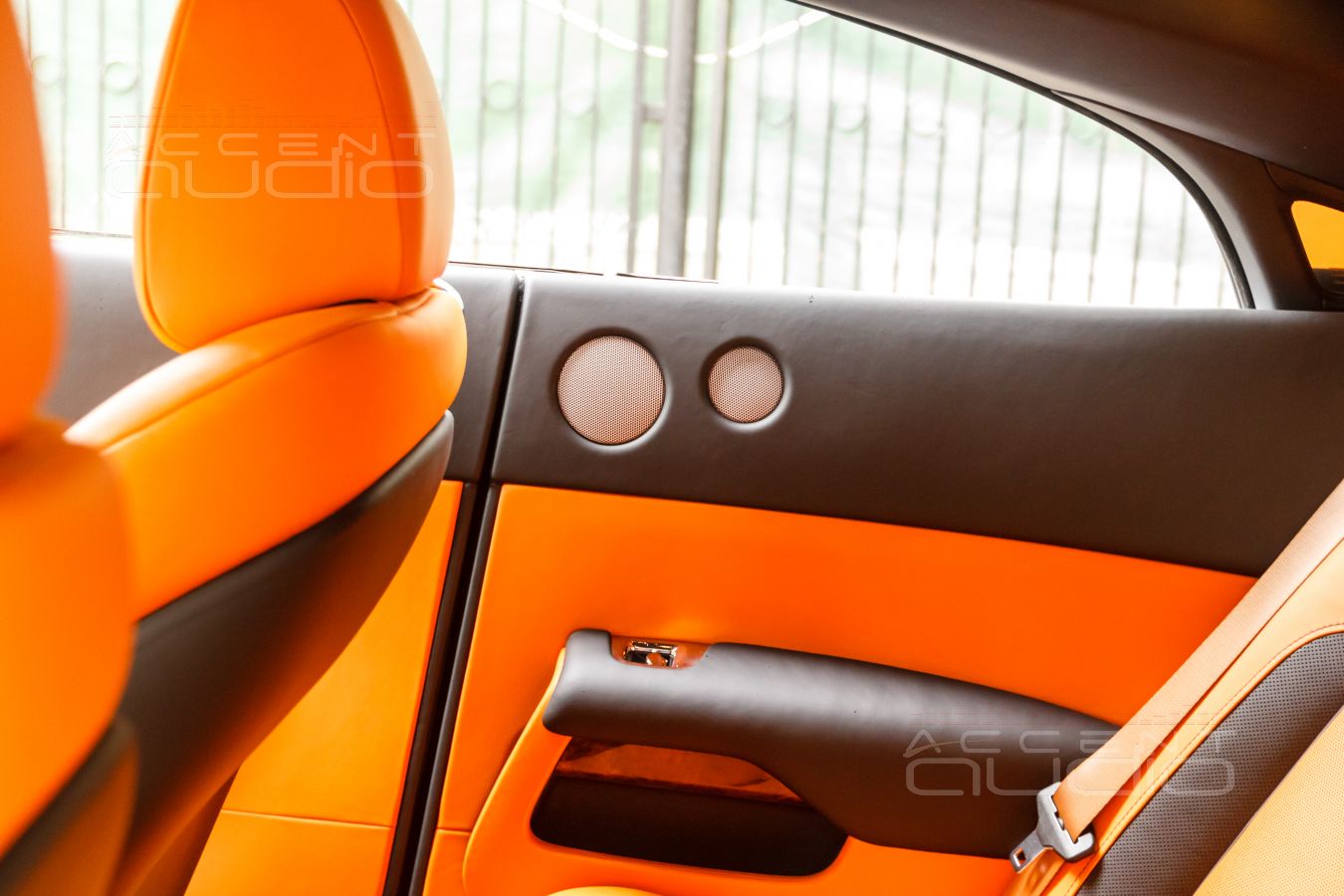 Все по штату: твитеры SOAudio и среднечастотники BLAM в штатных местах Rolls Royce Wraith