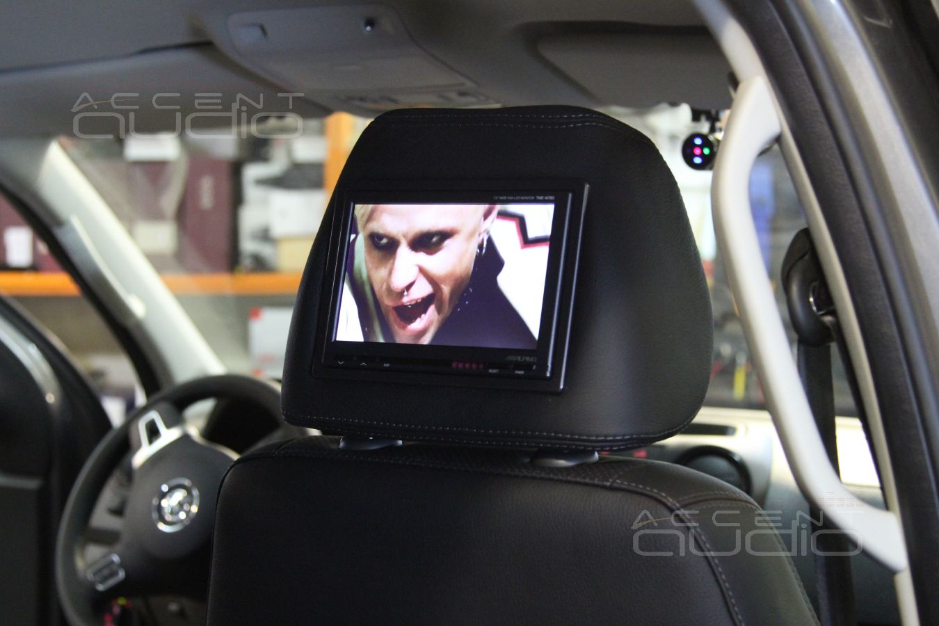 Установка мониторов в подголовники Volkswagen Amarok
