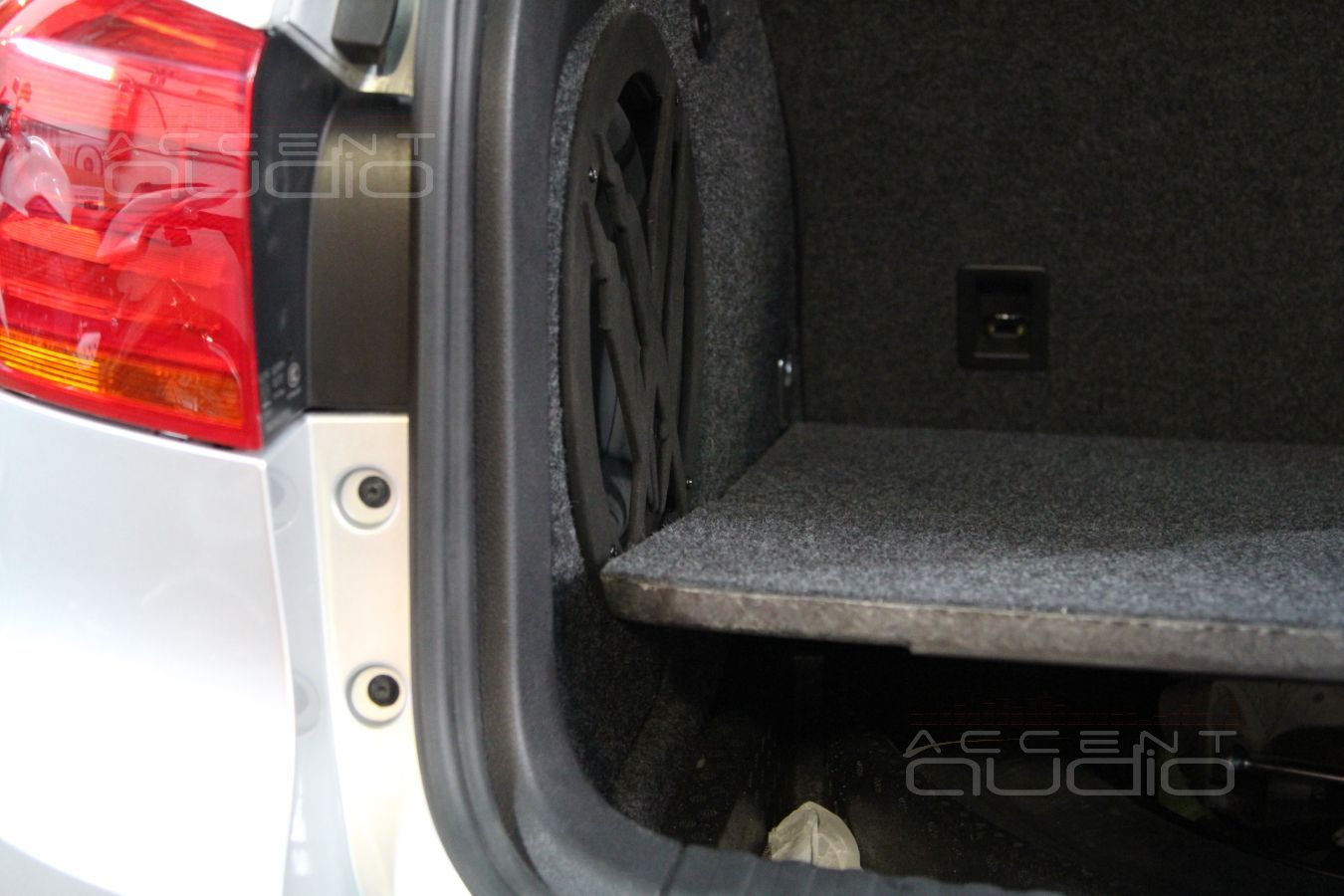 Встроенный сабвуфер в крыло Vollkswagen Tiguan: вариации