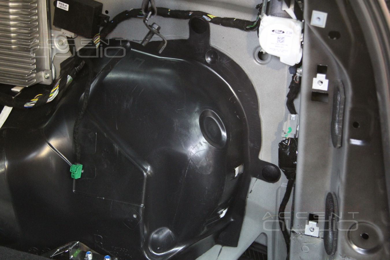 Сабвуфер в Ford Explorer 2014