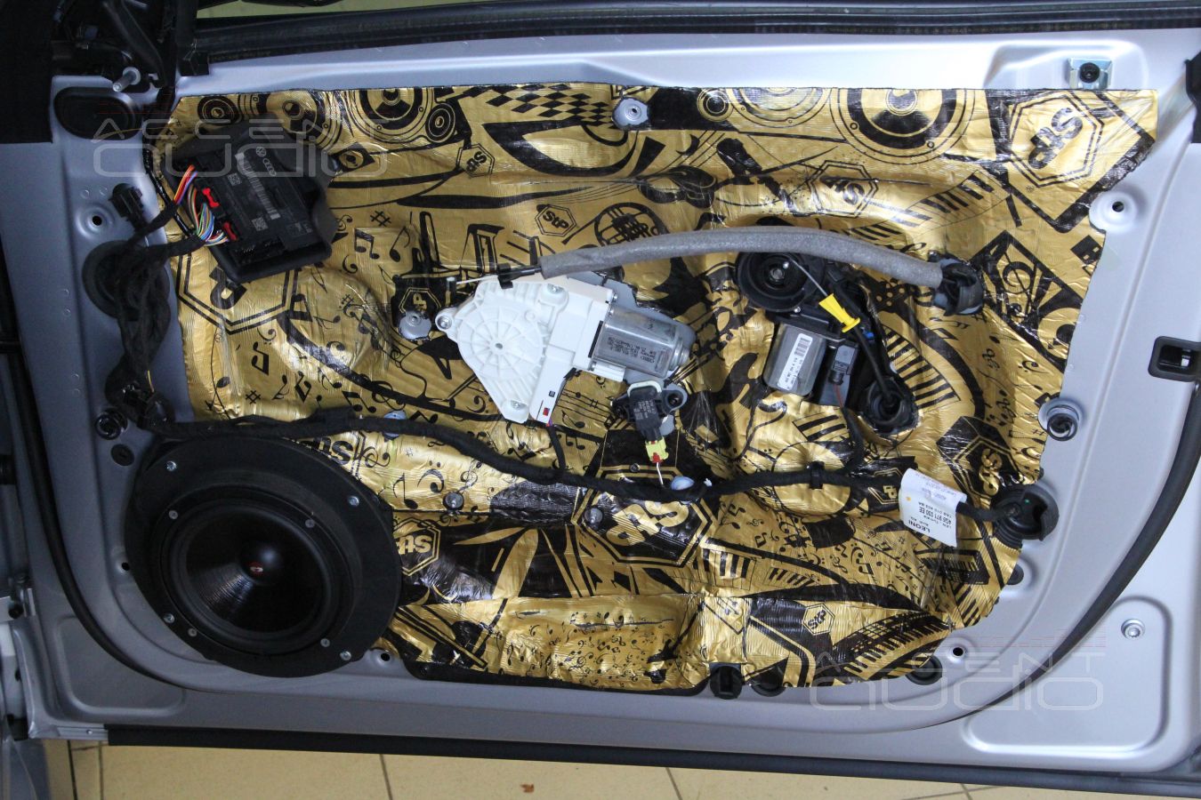 Фронтальная акустика в A6 2013-го.