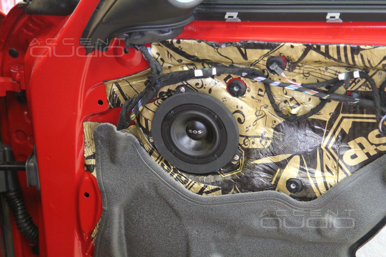 Простая установка среднечастотных динамиков E.O.S MD-75 в двери BMW 118i