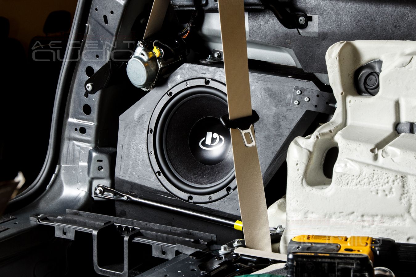 Немецкий сабвуфер Dego в штатном исполнении для Mercedes-Benz GLS 2020