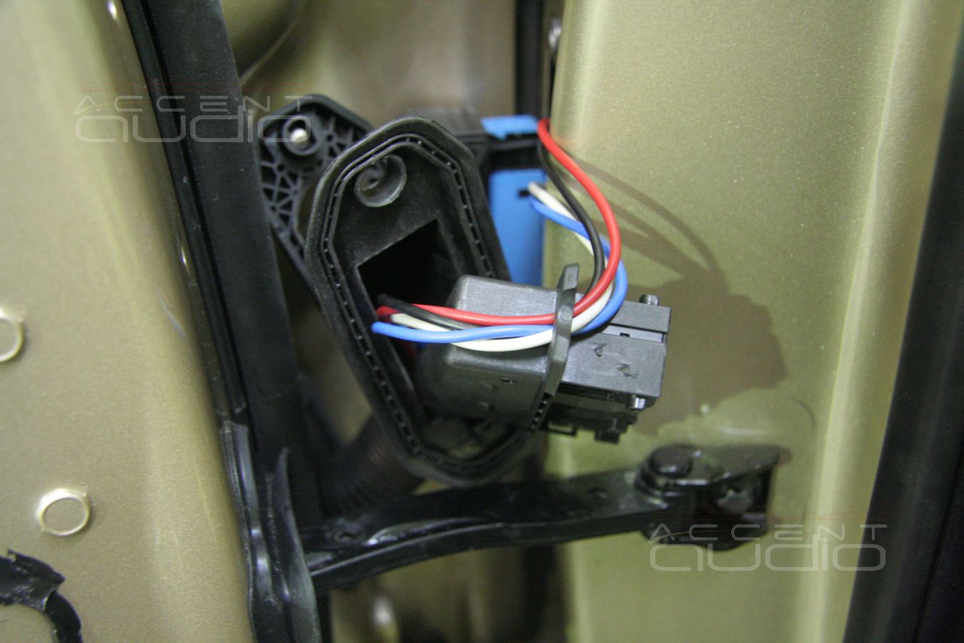 Прокладка силовой и акустической проводки