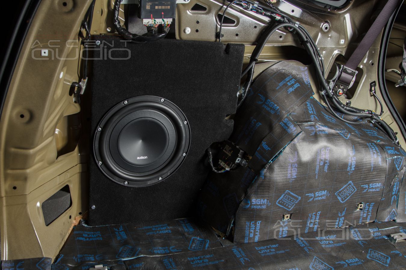 Полностью скрытый, встроенный сабвуфер-стелс для Mitsubishi Pajero Sport