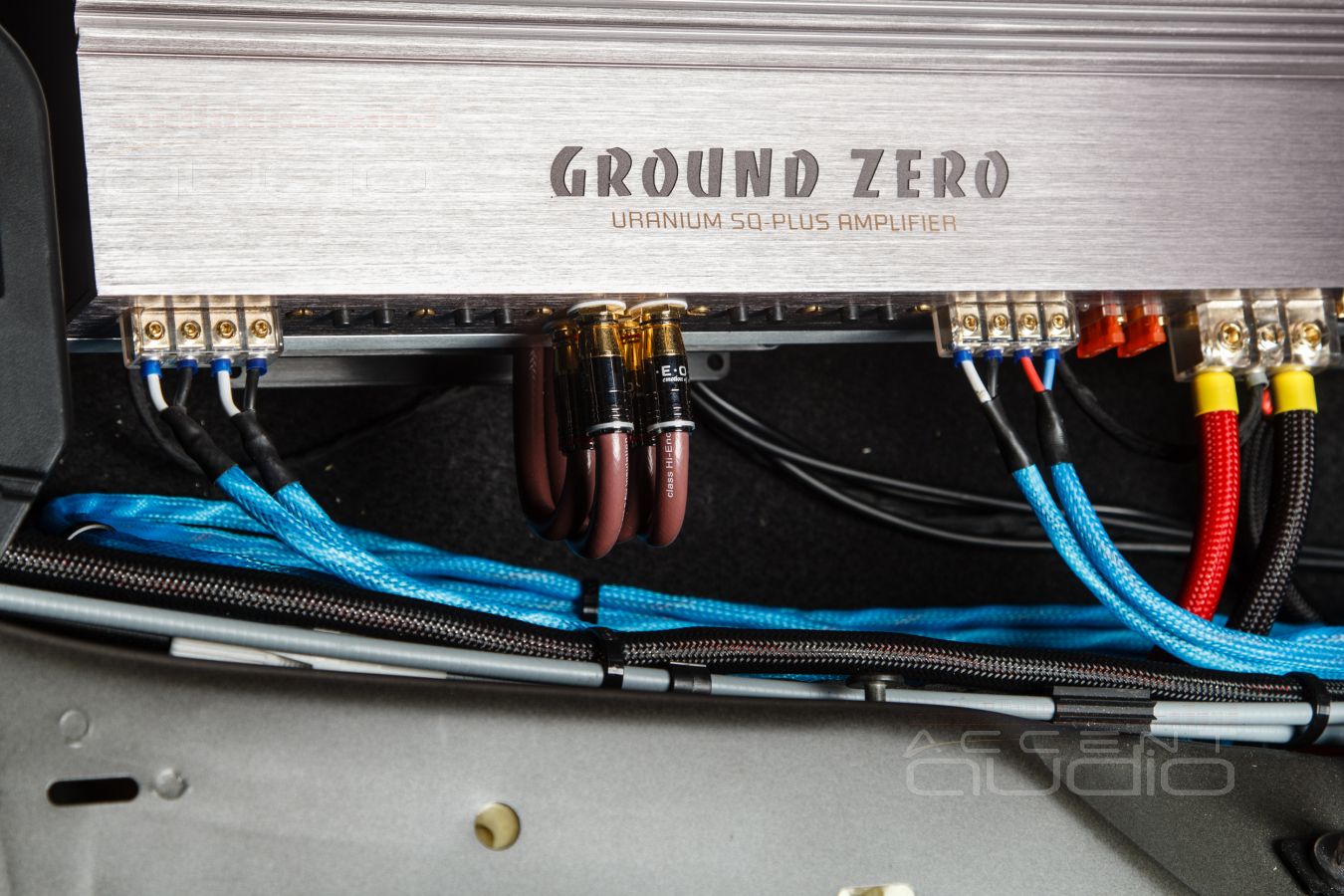 Установка усилителей Ground Zero, JLAudio и аудиопроцессора Helix с полной интеграцией в RS6 !