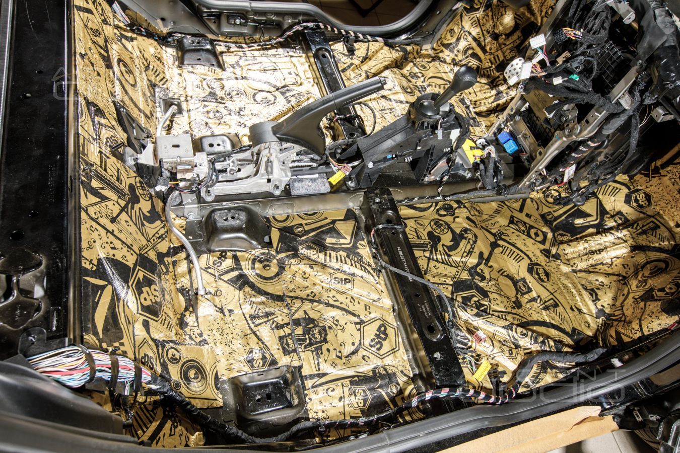 Установка усилителей Helix и Focal в Smart Fortwo 