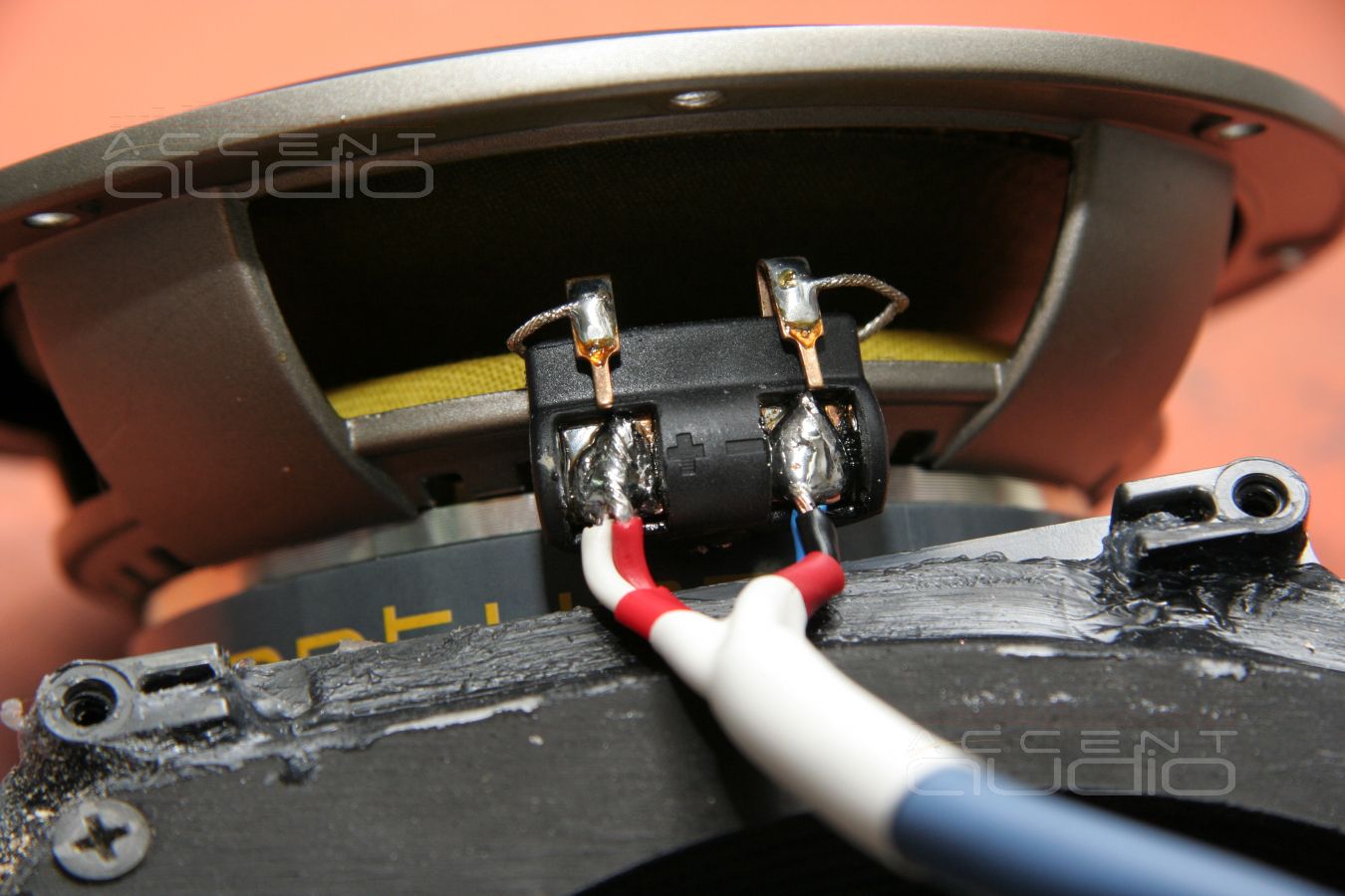 Ненапольные мидбасы Eton в штатных местах BMW X1