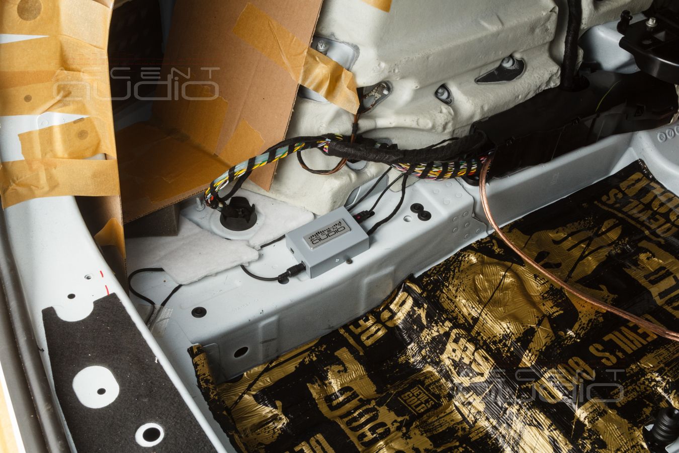 Скрытый, штатный монтаж усилителей Helix в Mercedes GLE