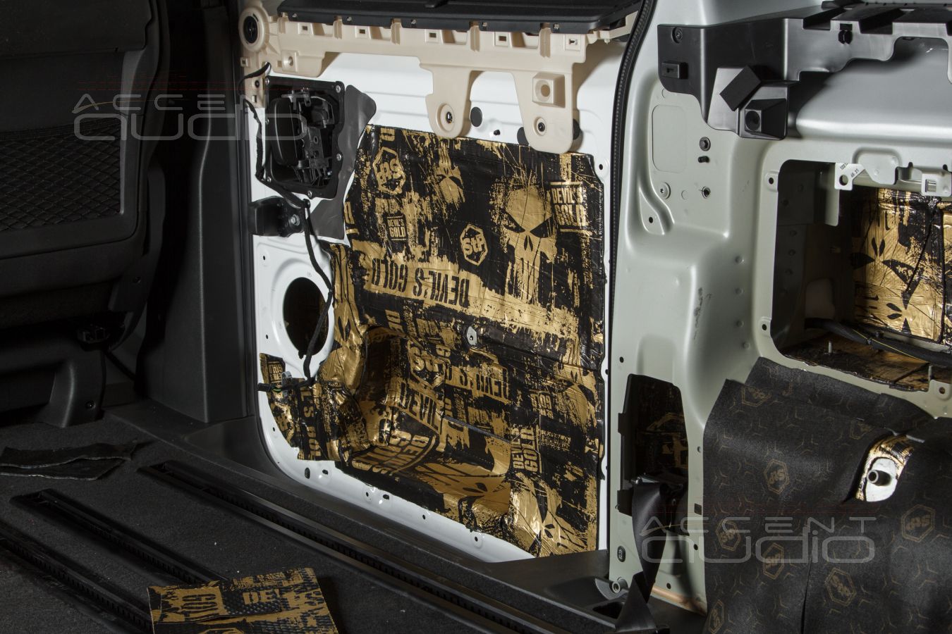 Аудиоподготовка, новые, быстрые и плотные мидбасы SOAudio в дверях Opel Zafira Life