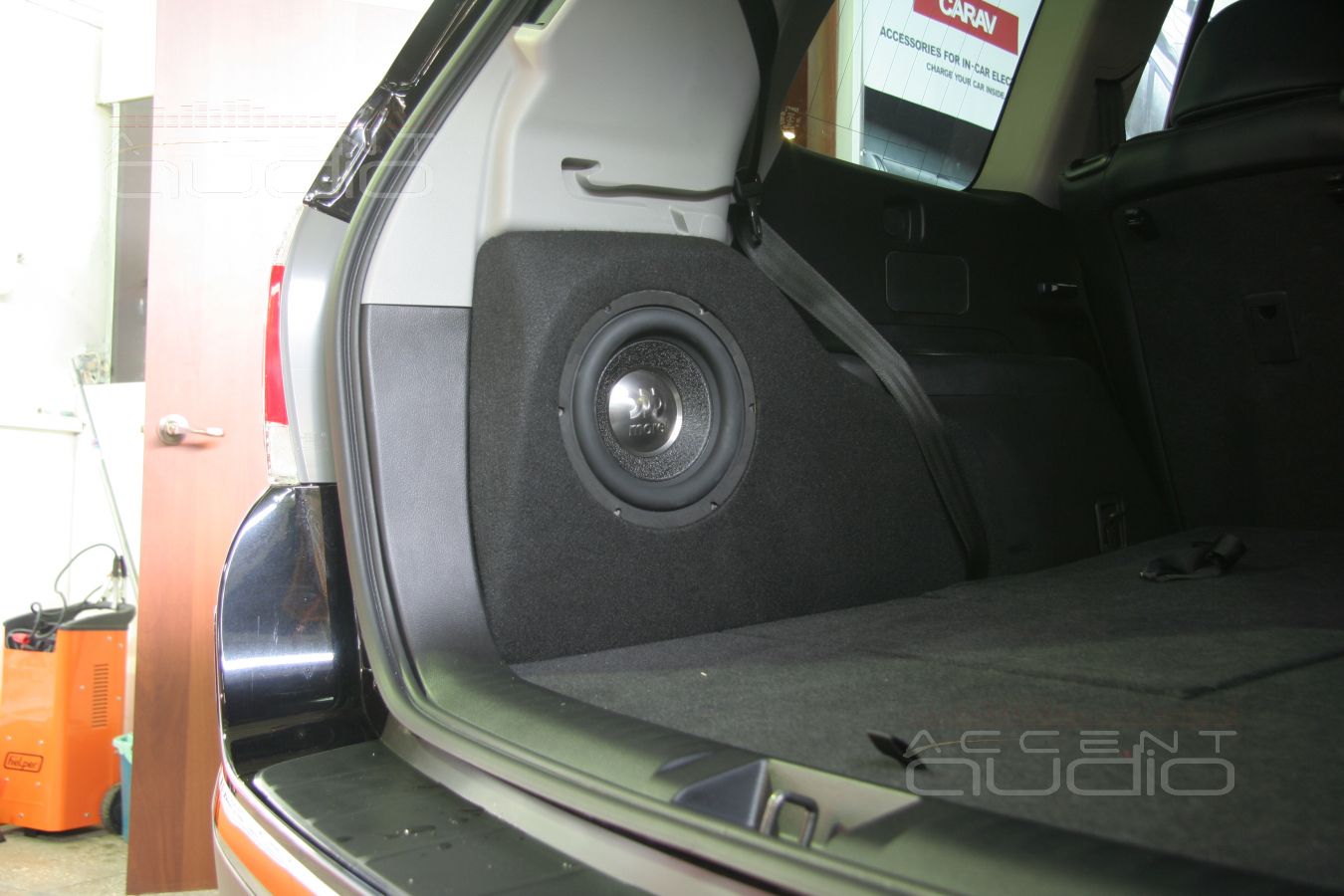 Встроенный сабвуфер в Toyota Highlander