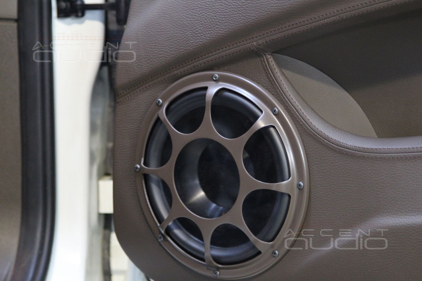 Установка мидбасов Morel в двери BMW X5