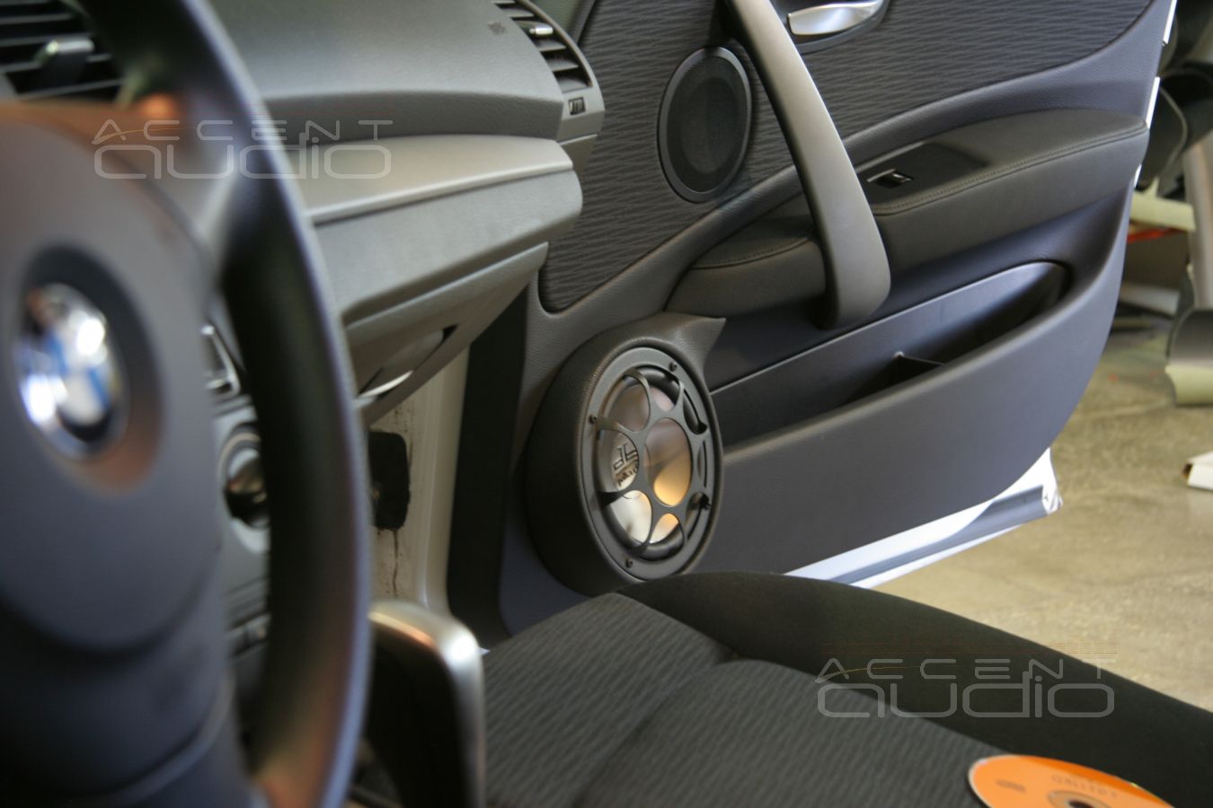 Мидбасы в двери BMW 118