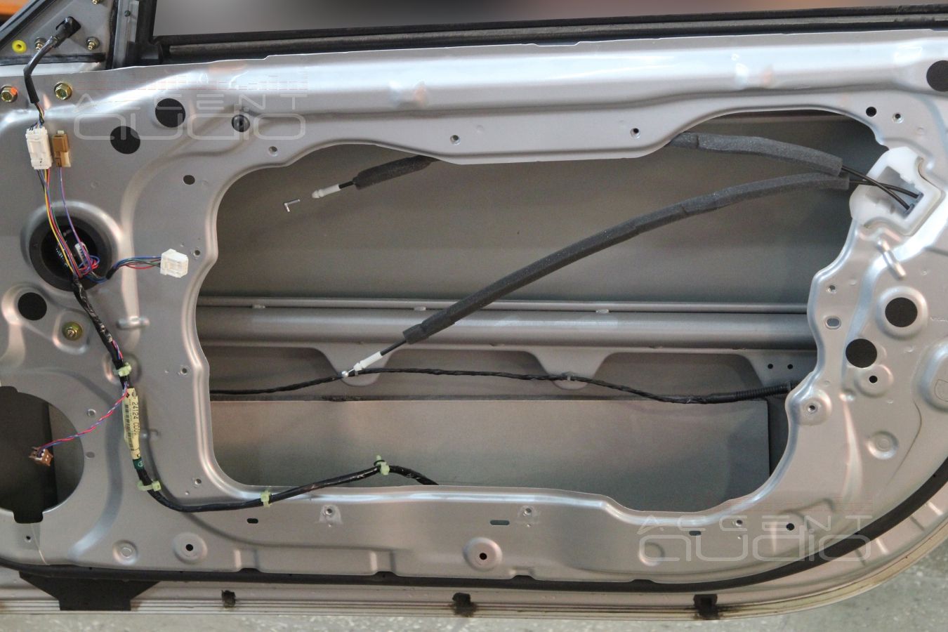 Установка акустики Focal Performance в Nissan 350Z