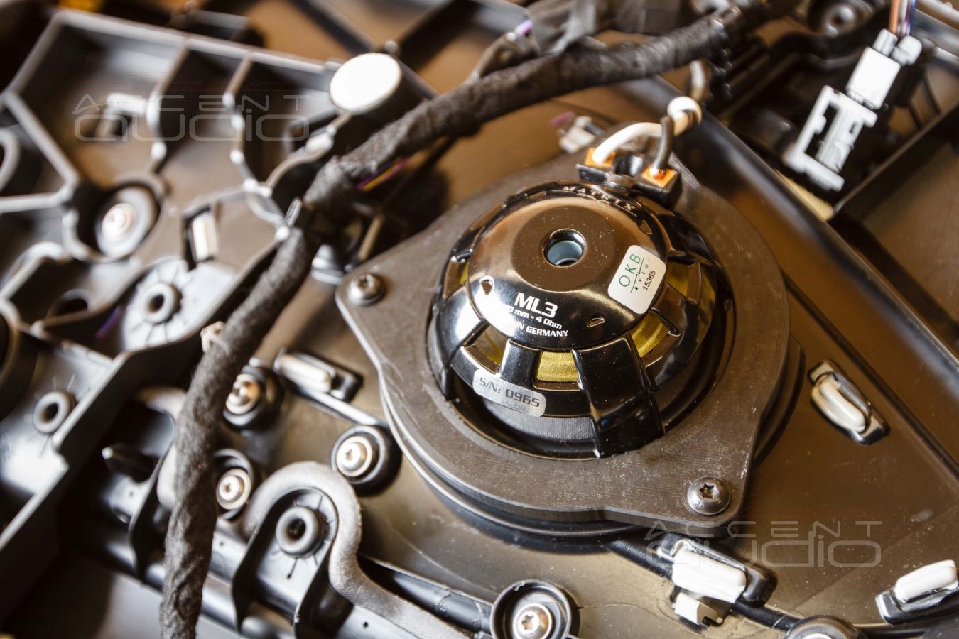 Штатная установка среднечастотных динамиков Brax ML3 в Porsche Cayenne Coupe