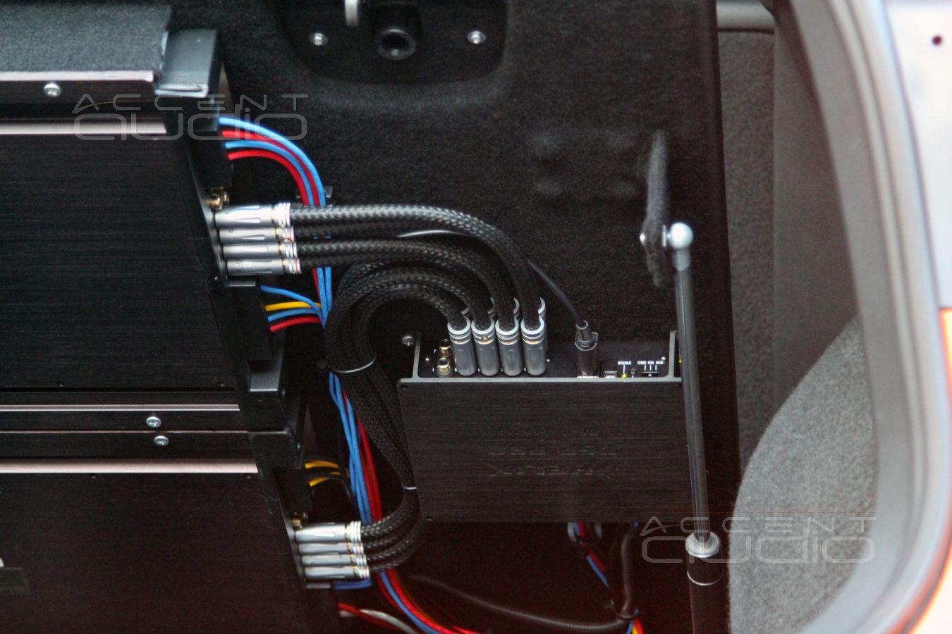 Главное – в полу: оригинальная установка усилителей McIntosh и процессора Helix