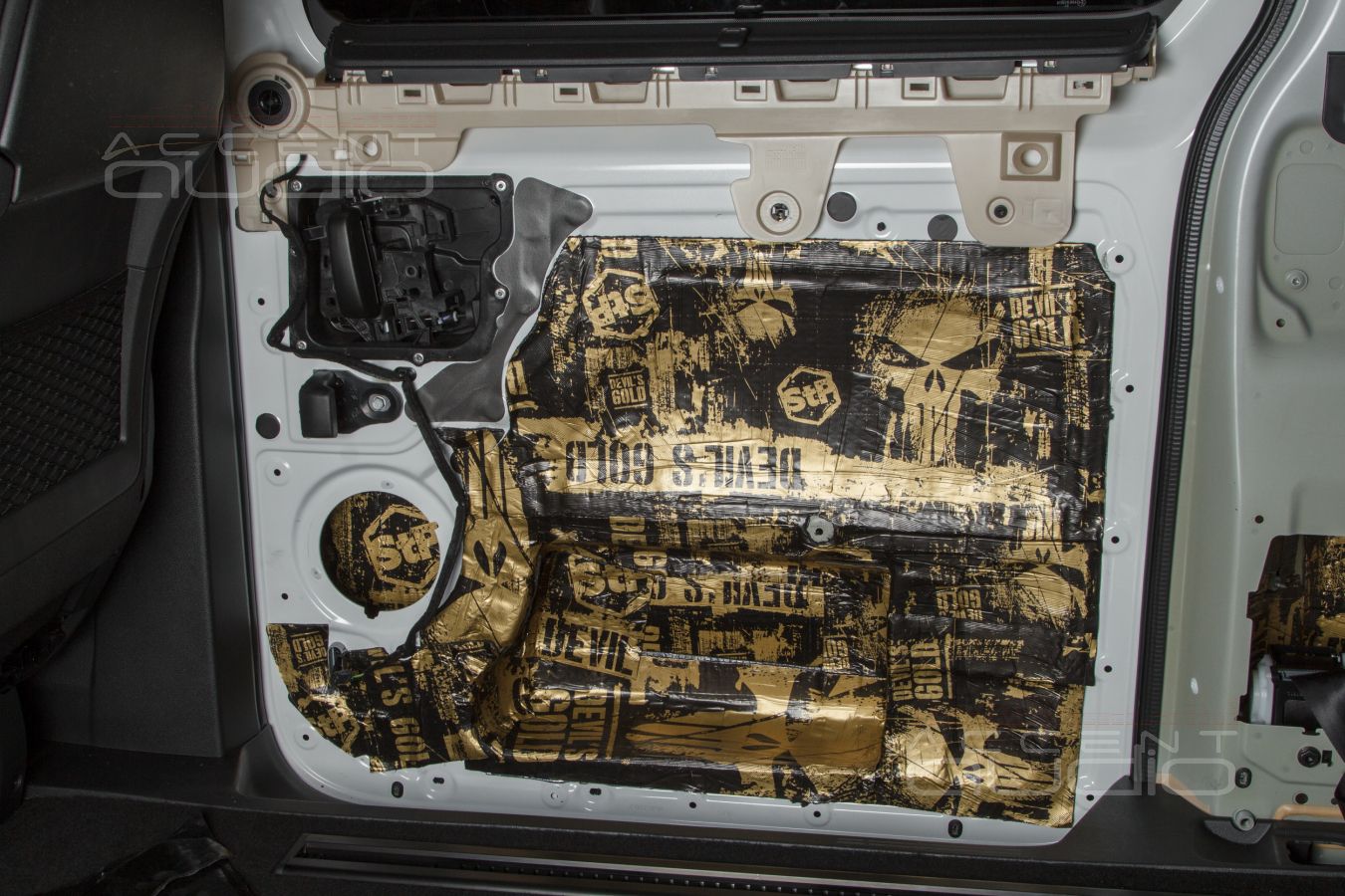 Аудиоподготовка, новые, быстрые и плотные мидбасы SOAudio в дверях Opel Zafira Life