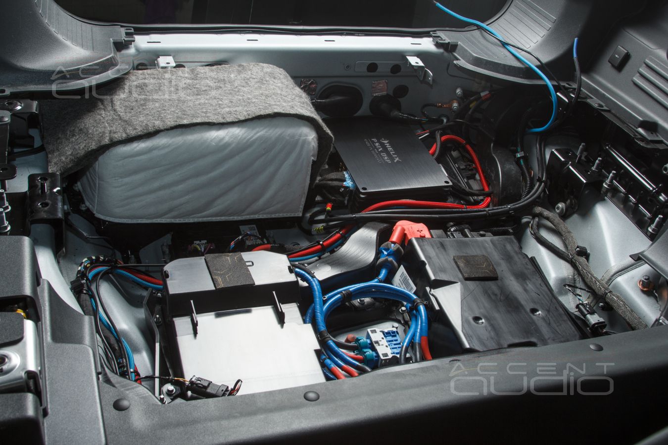 Новый, увеличенный багажный отсек и скрытый монтаж усилителя Helix PSix в Land Rover Defender