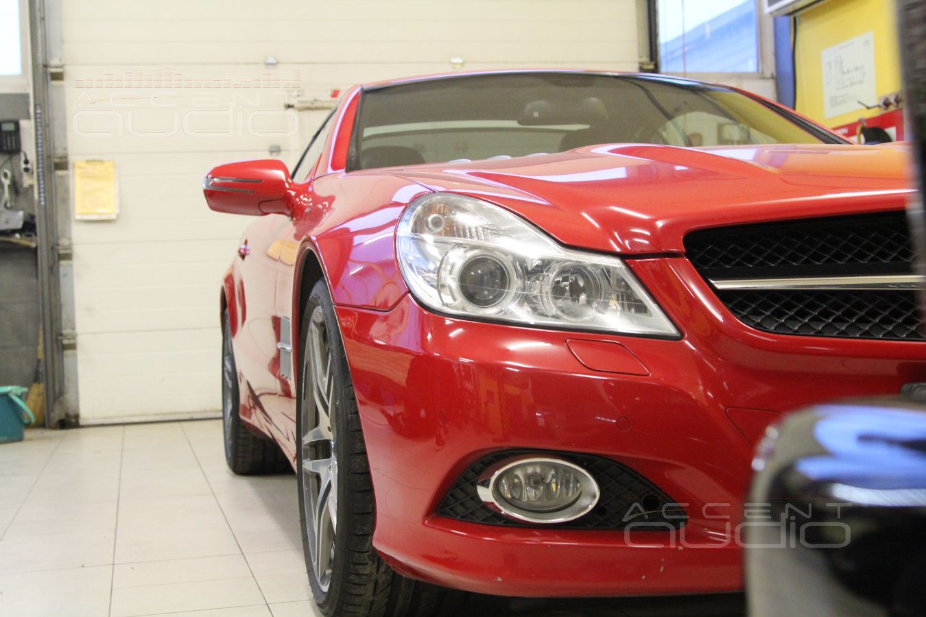 Красный Mercedes-Benz SL350