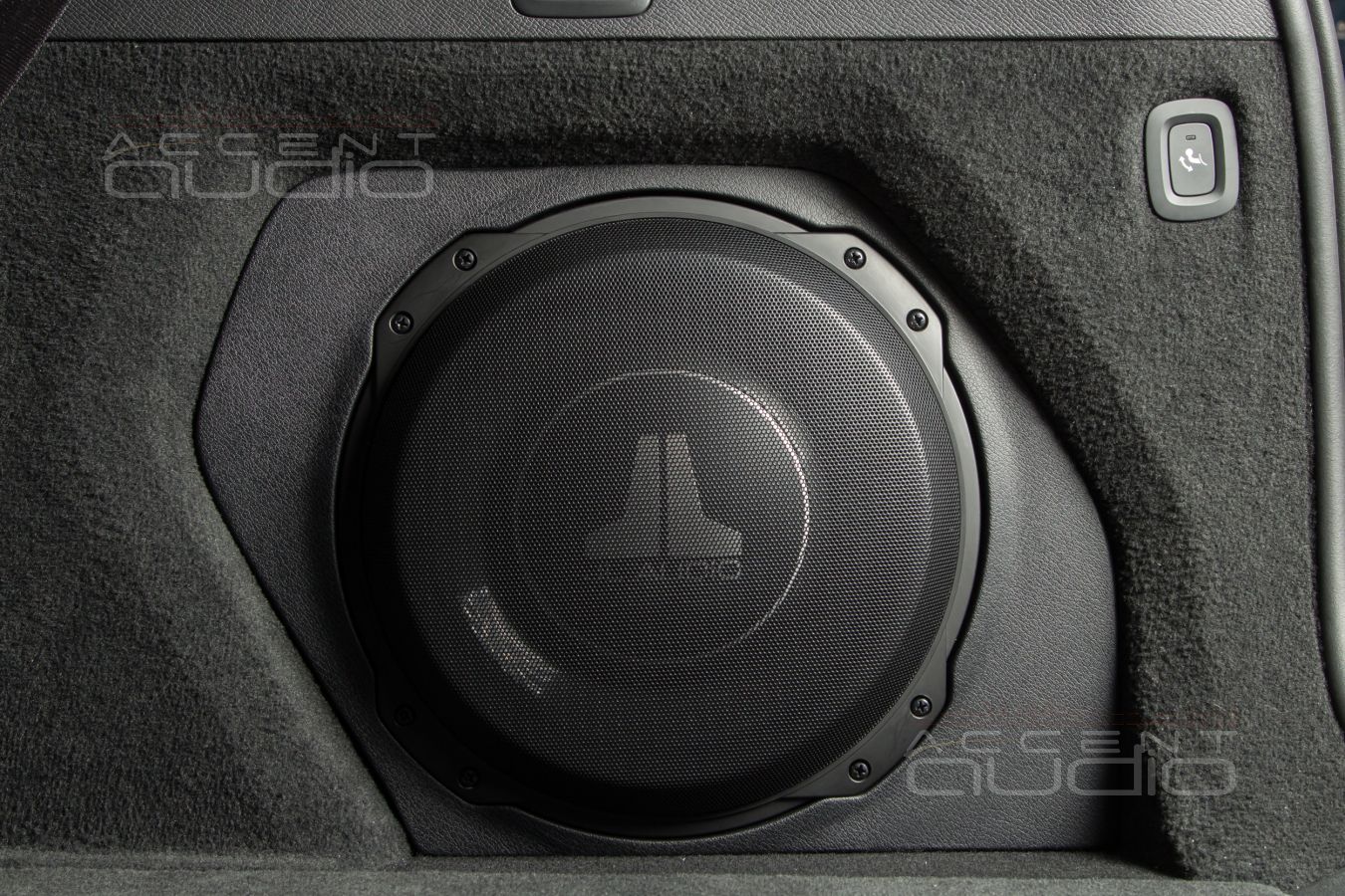 2023 Update: встроенный сабвуфер-стелс для семиместного Volvo XC90