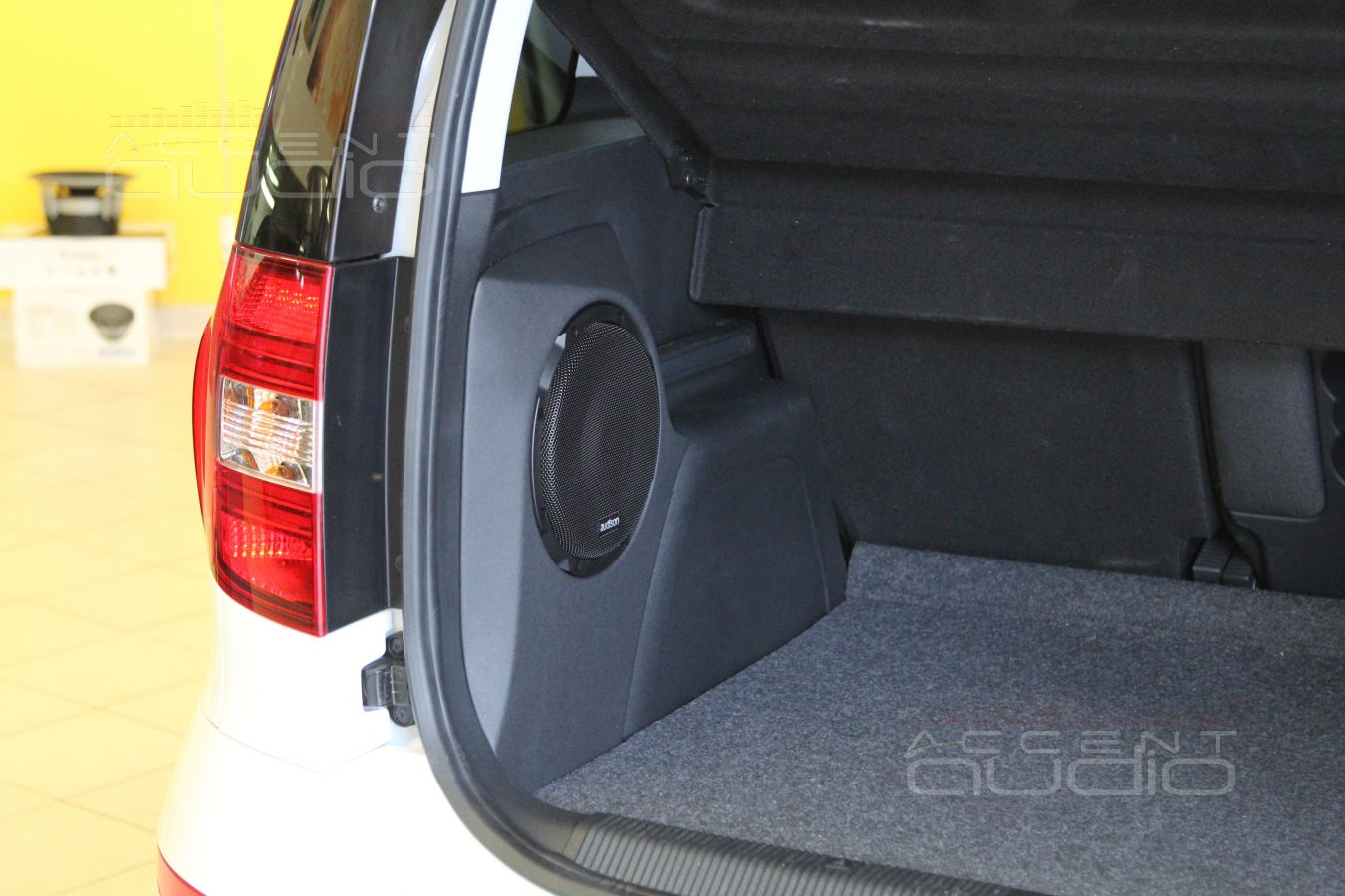 Сабвуфер-стелс для Skoda Yeti