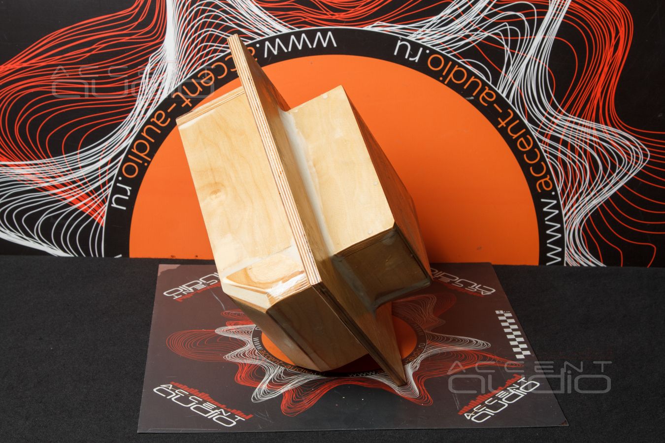 Полностью встроенный сабвуфер-стелс специально для Opel Zafira Life