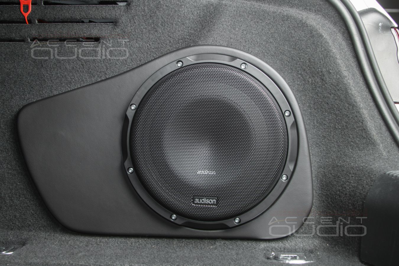 Исполнение встроенного сабвуфера для седана Audi A4