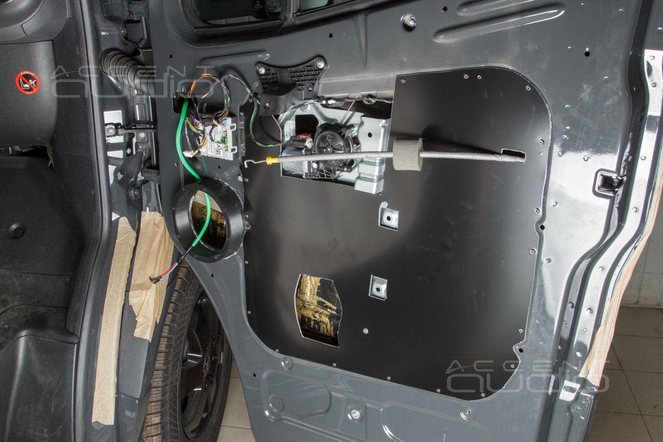 Жесткая аудиоподготовка дверей и установка мидбасовых динамиков SOAudio 165\38