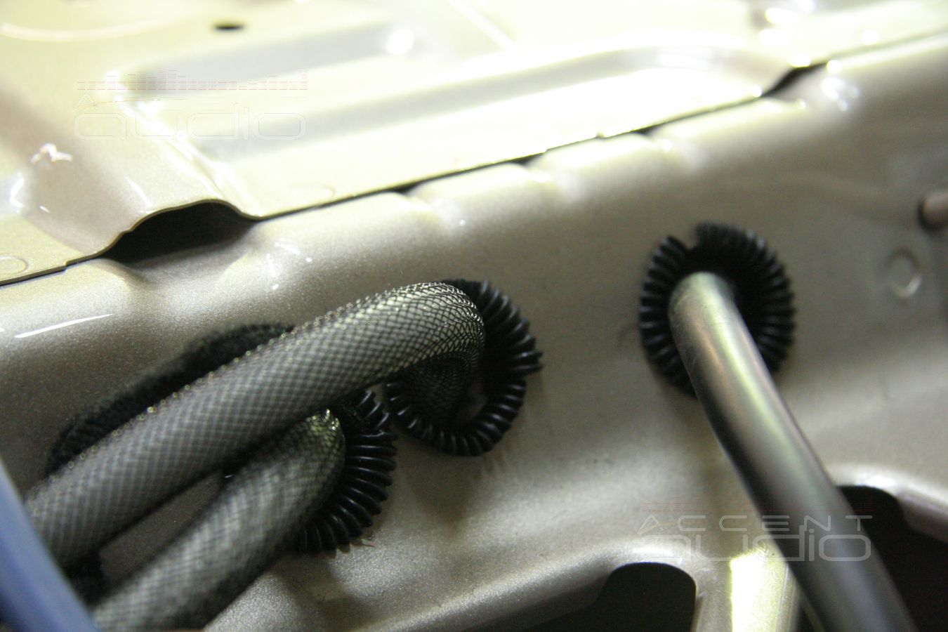 Прокладка силовой и акустической проводки