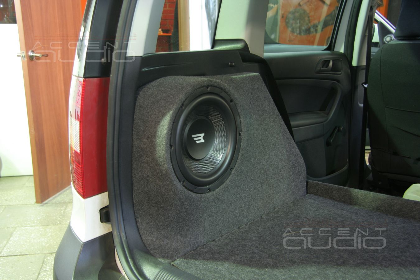 Изготовление и установка сабвуфера стелс в Skoda Yeti