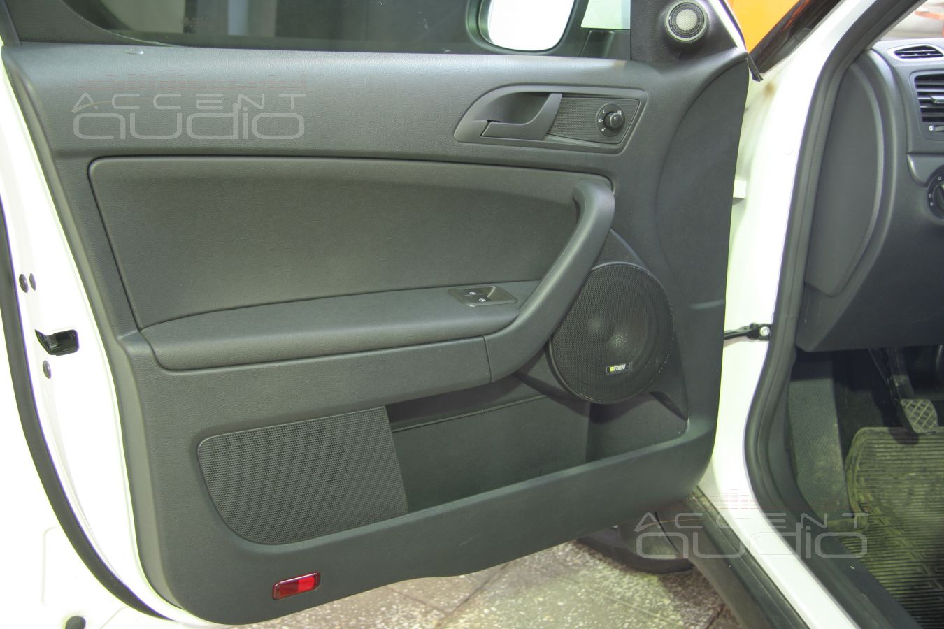 Установка мидбасов в Skoda Yeti 