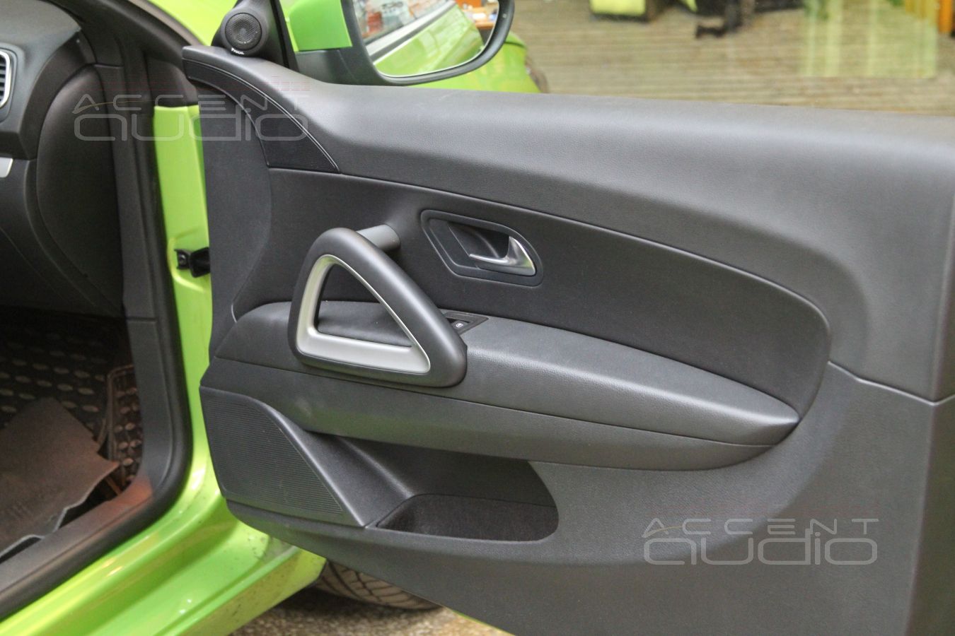 Подиумы под твитеры в Volkswagen Scirocco