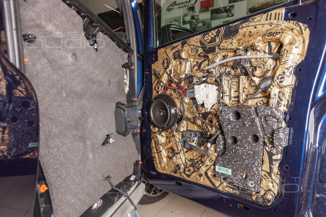 Аудиоподготовка дверей и установка фронтальных мидбасов Helix С6B в MB Vito