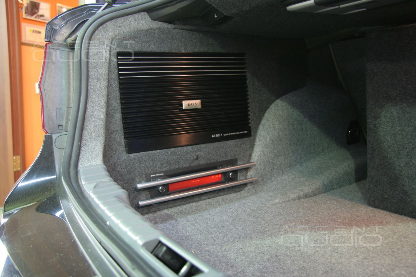 Сабвуферный усилитель E.O.S. AE-500.1 в BMW 330i E90