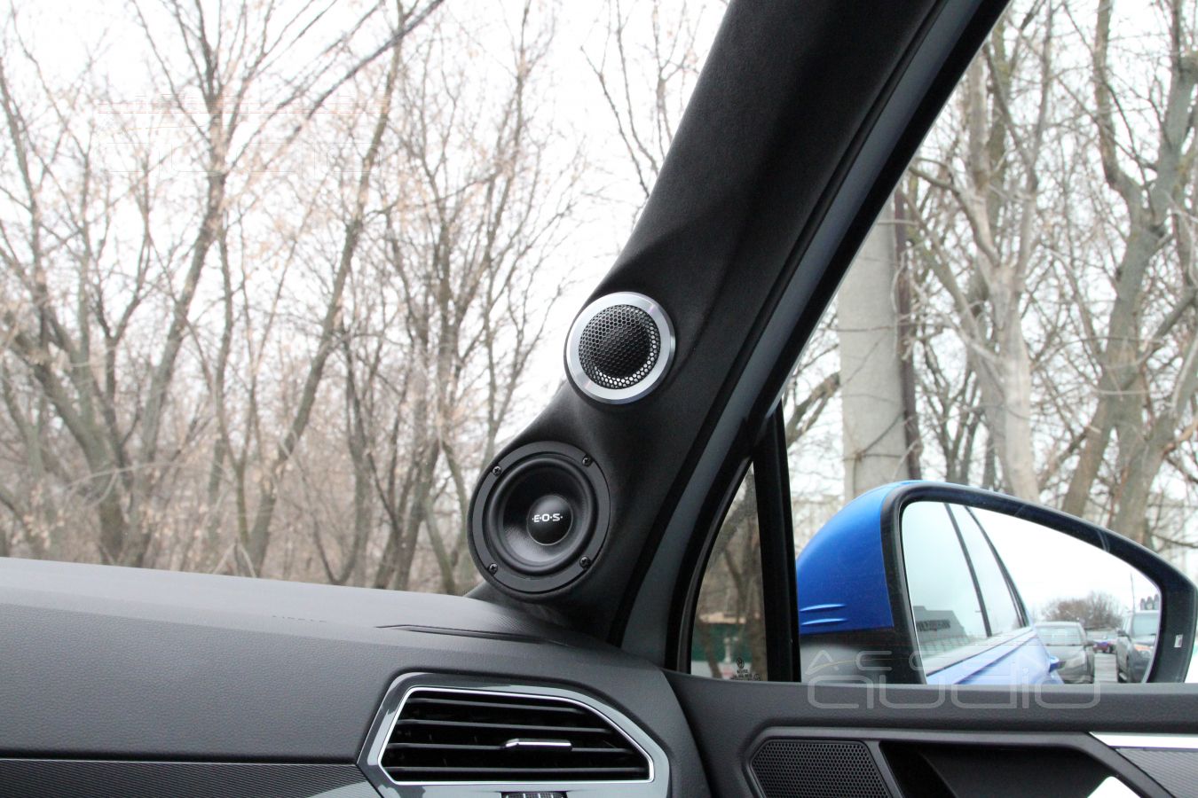 Установка СЧ и ВЧ динамиков – подиумы в стойках лобового стекла Volkswagen Tiguan 2