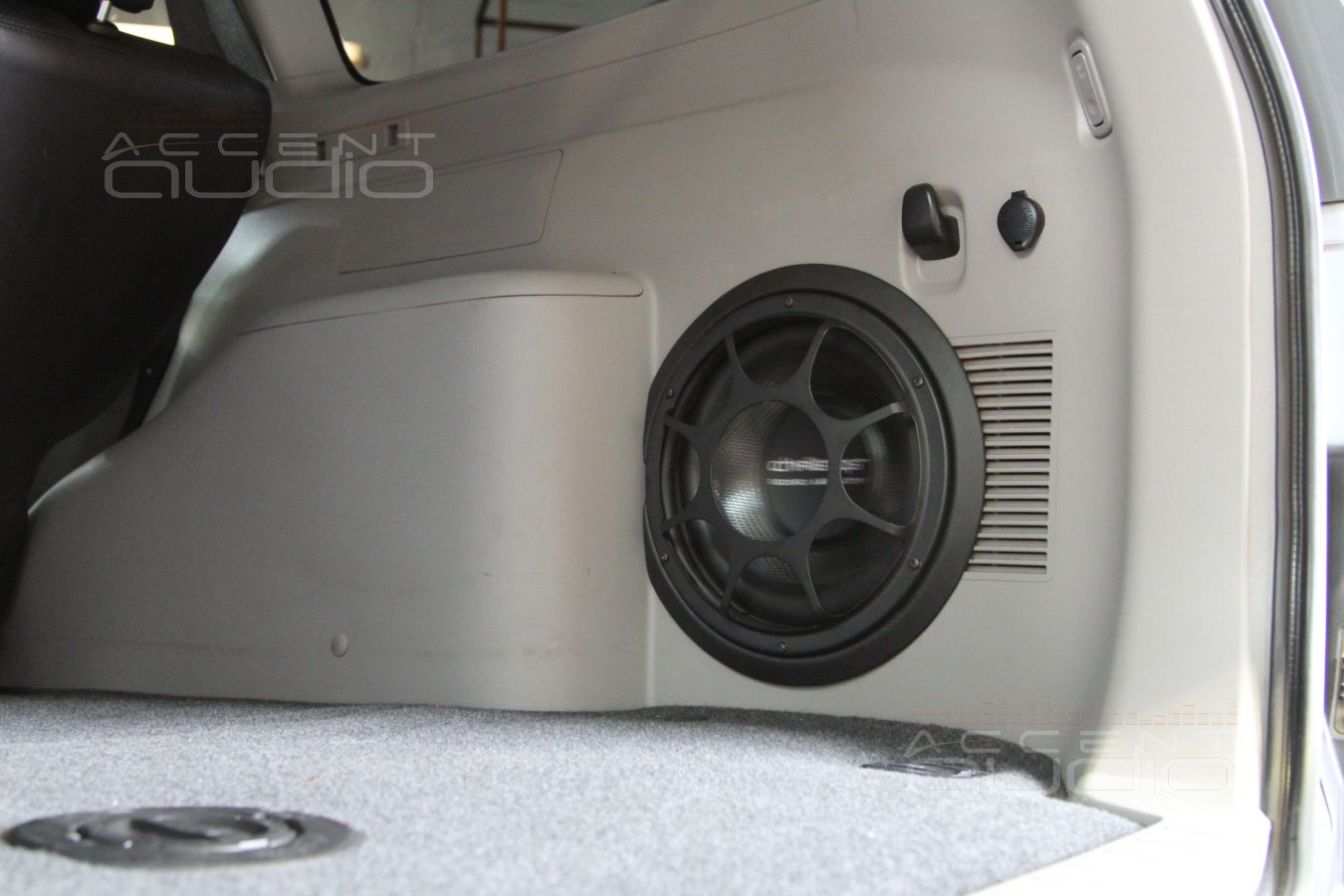 Сабвуфер, встроенный в крыло Mitsubishi Pajero Sport 2013